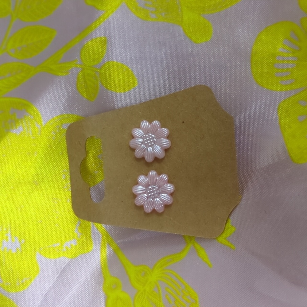💜Pearly pink daisy earrings